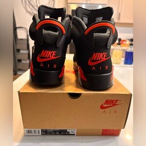 AIR JORDAN 6 RETRO Sz 8.5 MEN
BLACKILT CRIMSON
NOIR/CRAMOISI CLR